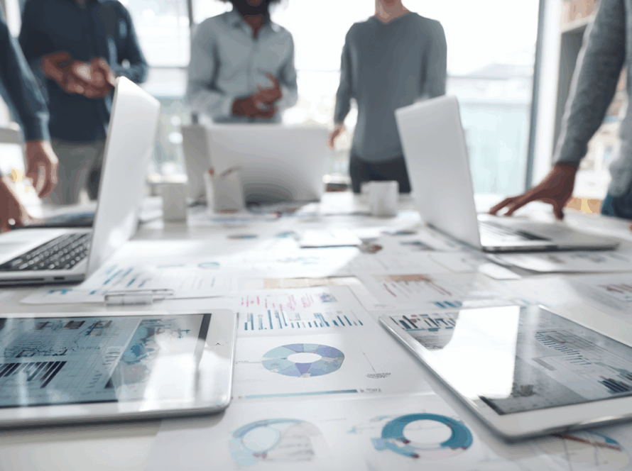 Zespół analizujący dane marketingowe i raporty mediowe na spotkaniu strategicznym